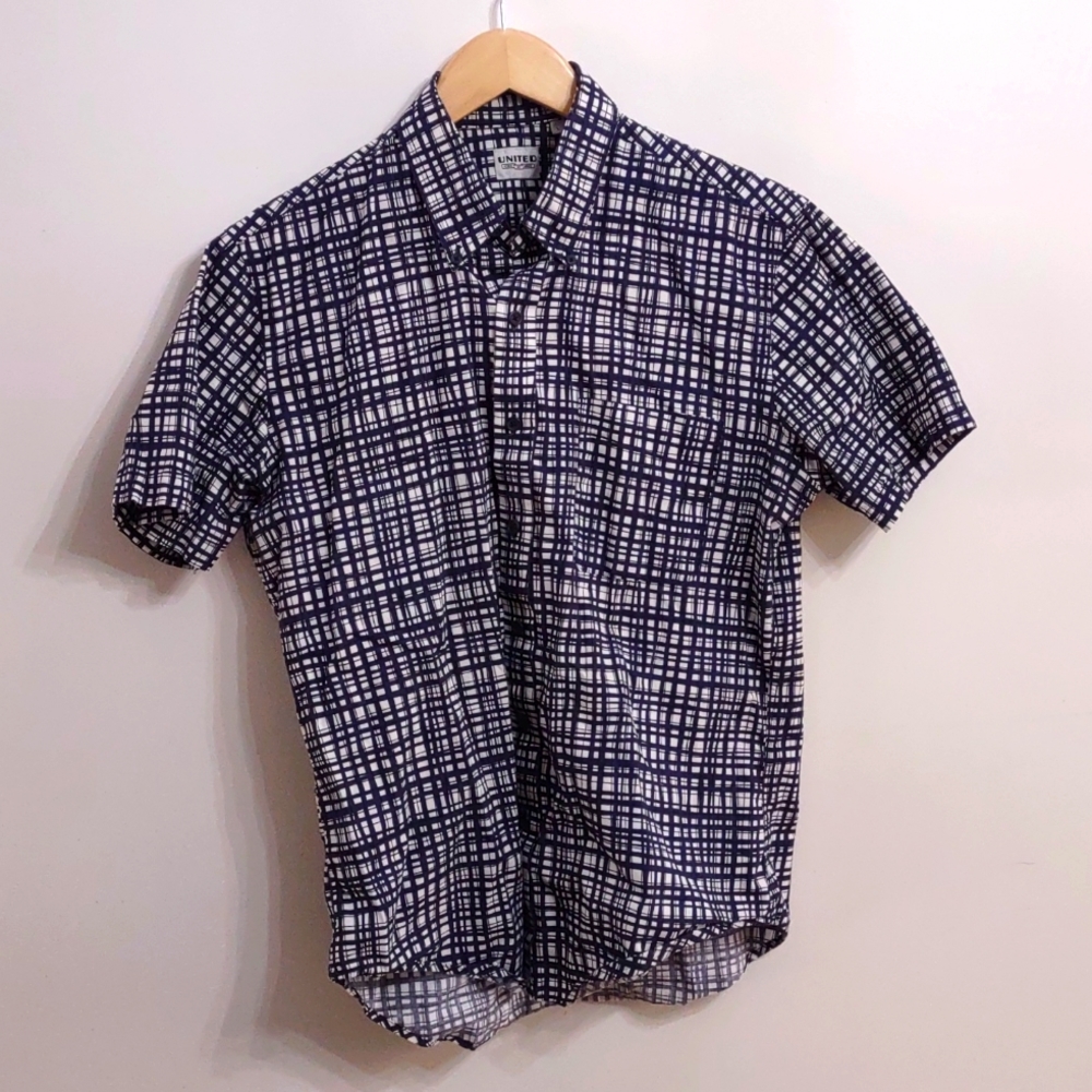 United men's Large Short Sleeve Button Up Shirt